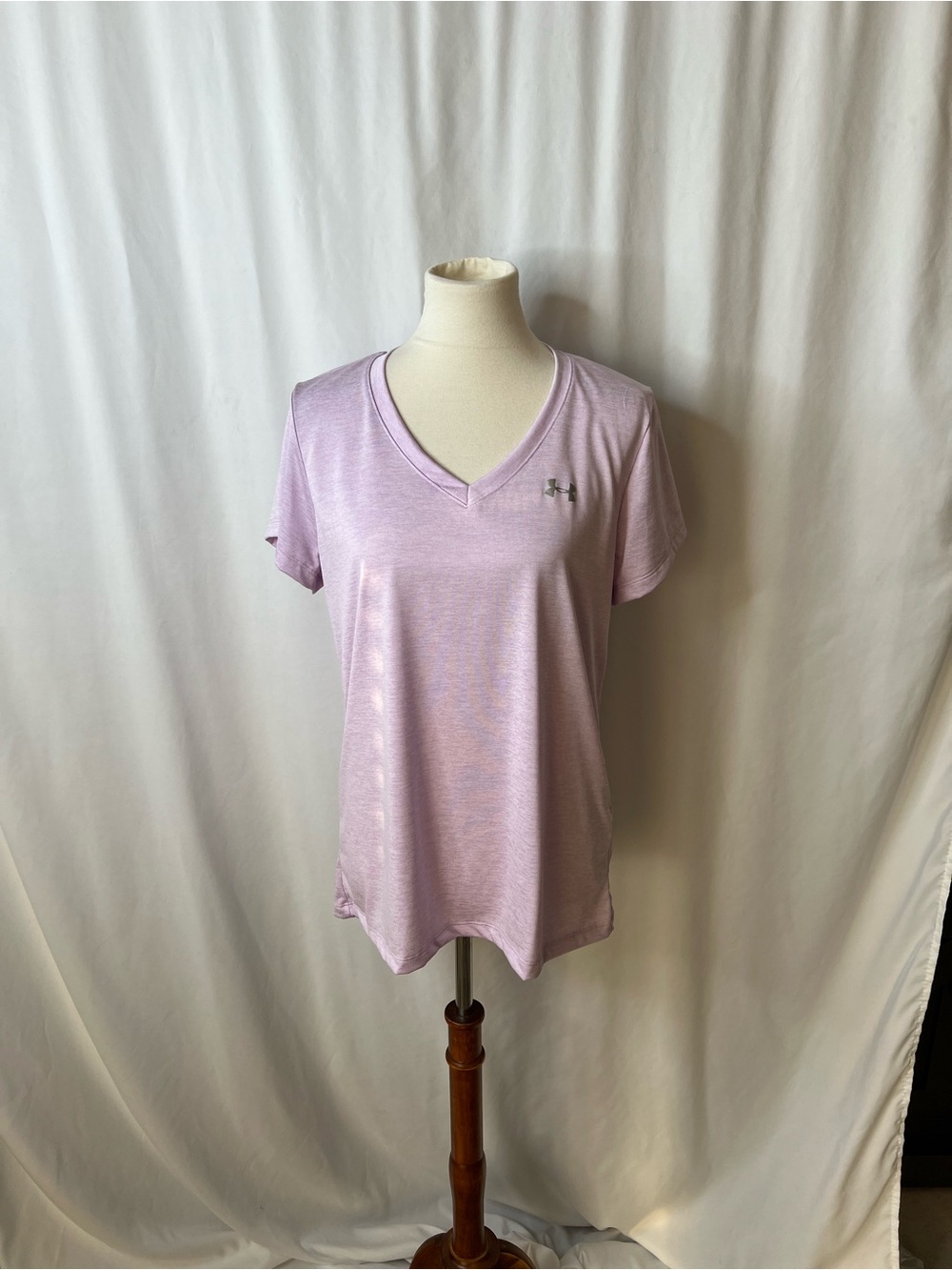 💗 Under Armour HeatGear Pink V-Neck Athletic Tee – Size Large 💗